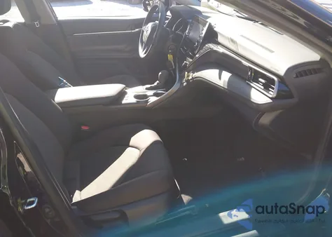 2022 Toyota Camry Le z USA, uszkodzony, nr VIN 4T1C11AK9NU062606